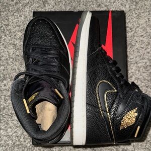 Jordan Men's Black and Gold Sneakers